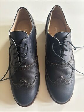 Massimo Matteo Navy Oxfords feature classic wingtip brogue detailing